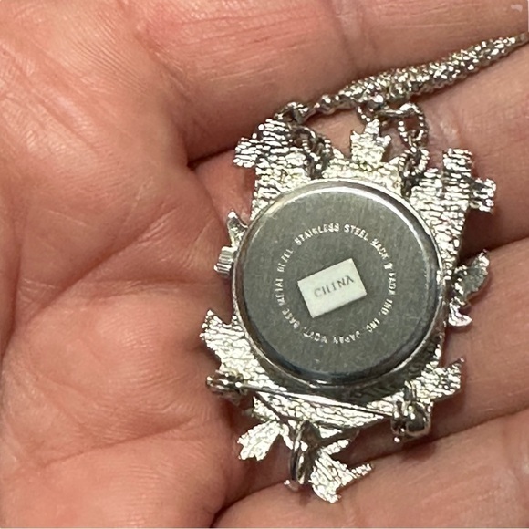 Vintage Jada Industries Silver-Tone Cuckoo Clock Pendant Brooch Japan Movement - Picture 10 of 10